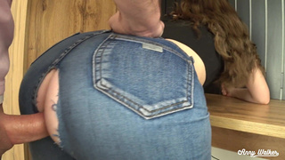 Когда большой член в пизде - никакие порванные джинсы не испортят настроение