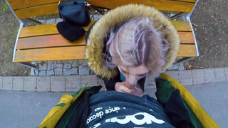 Наивная русская туристка сосет хуй на лавочке в парке за деньги