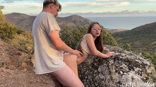 На вершине горы никого не было, и мы решили потрахаться на фоне шикарного пейзажа