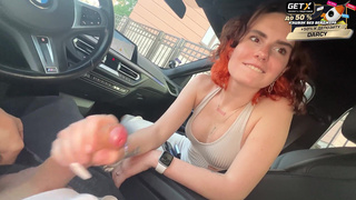 Рыжая шлюха отсосала член мужику в машине и в кинотеатре